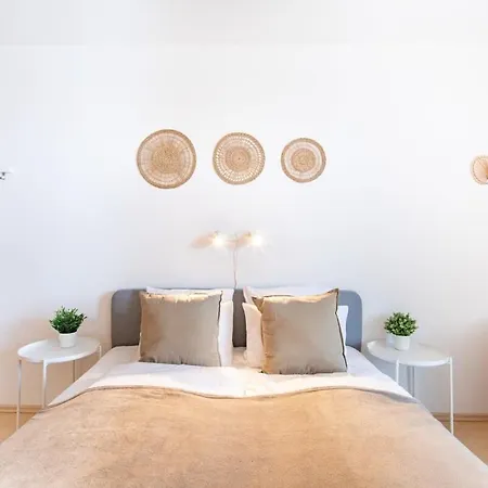 Balcony - Comfy - Easy Parking Apartament