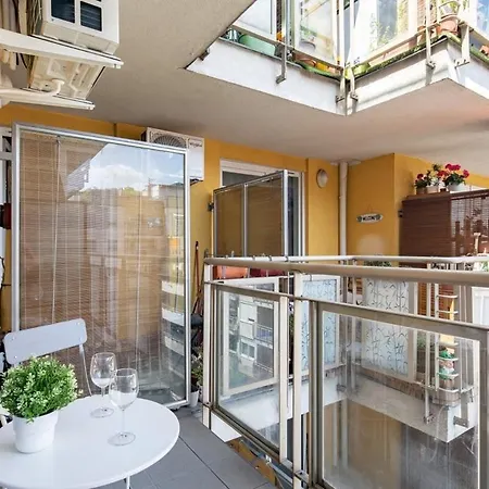 Balcony - Comfy - Easy Parking *